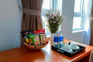 Minibar, Zimmersafe, Schreibtisch, Verdunkelungsvorhänge