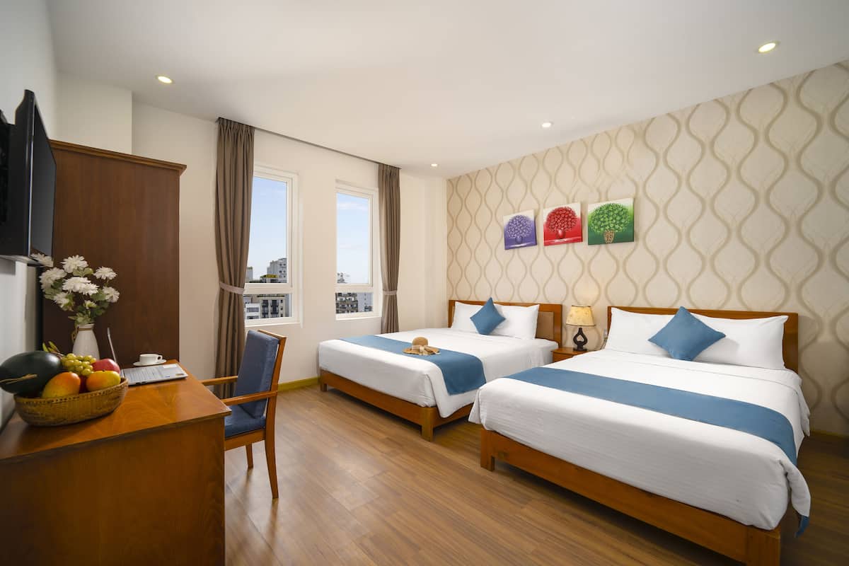 Family Room | Minibar, in-room safe, desk, blackout drapes