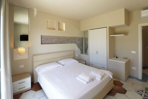 Habitación cuádruple Deluxe | Caja de seguridad en la habitación, escritorio y wifi gratis 