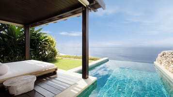 Ocean View Suite - Airport Transfer Included | 1 bedroom, premium bedding, memory-foam beds, minibar