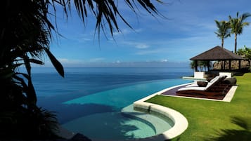 Una piscina al aire libre, cabañas de piscina gratuitas, sombrillas