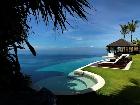 Outdoor pool, free cabanas, pool umbrellas