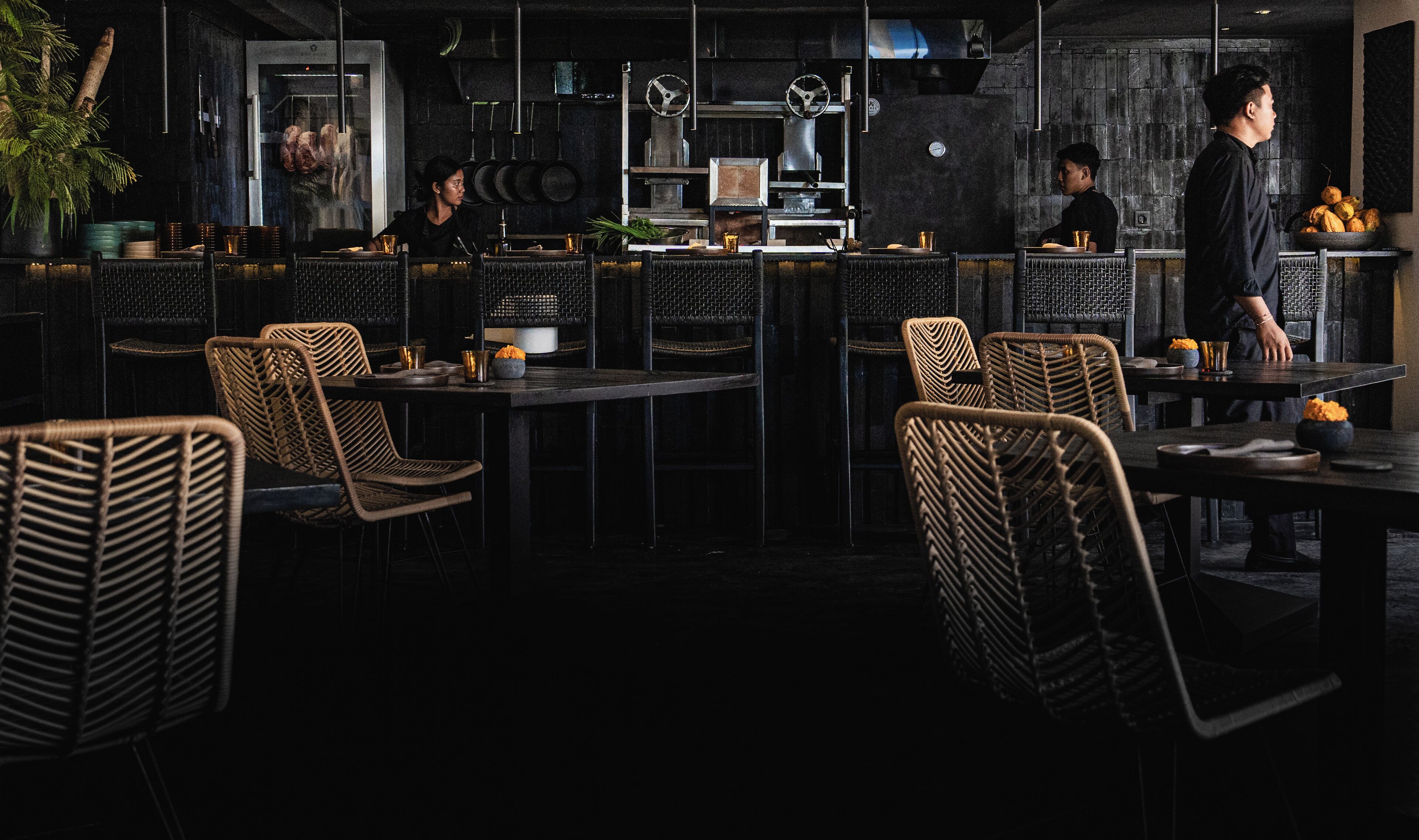 2 restaurants, breakfast, lunch, dinner served; international cuisine