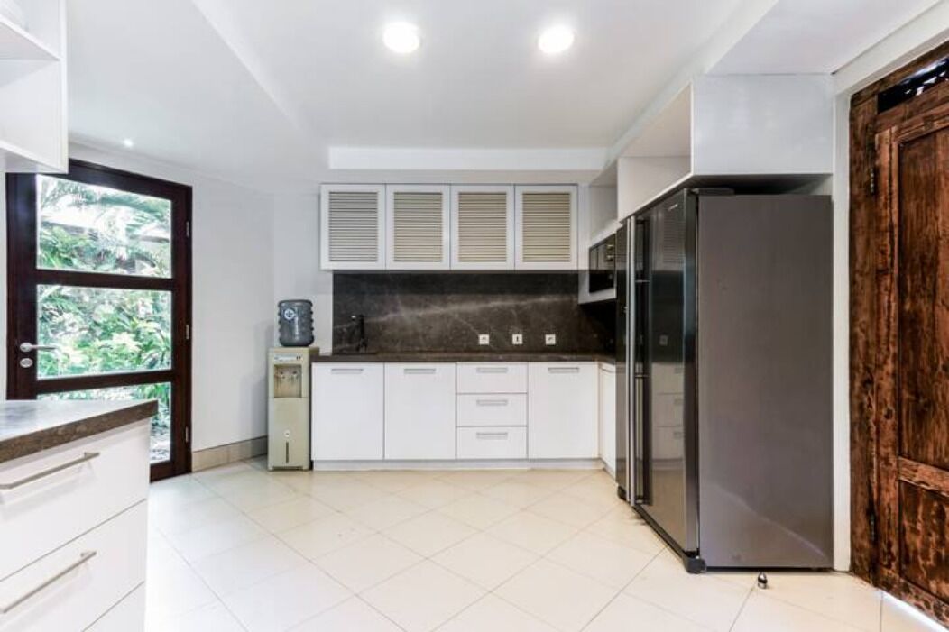 villa ambar 5 bedroom luxury ocean view | private kitchen | fridge, microwave, oven, stovetop