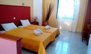 Estudio (for 2) | Decoración personalizada, muebles diferentes y escritorio