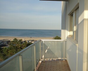 غرفة ثلاثية - بشرفة - بمنظر للبحر | شرفة