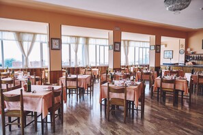 تقديم الغداء والعشاء، الأطباق المحلية