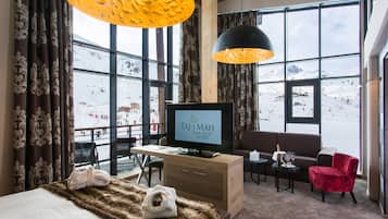 Deluxe Suite, 2 Bedrooms, Balcony, Mountain View | 1 bedroom, premium bedding, minibar, in-room safe