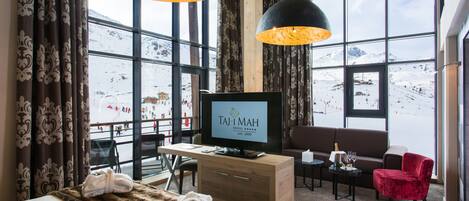 Deluxe Suite, 2 Bedrooms, Balcony, Mountain View