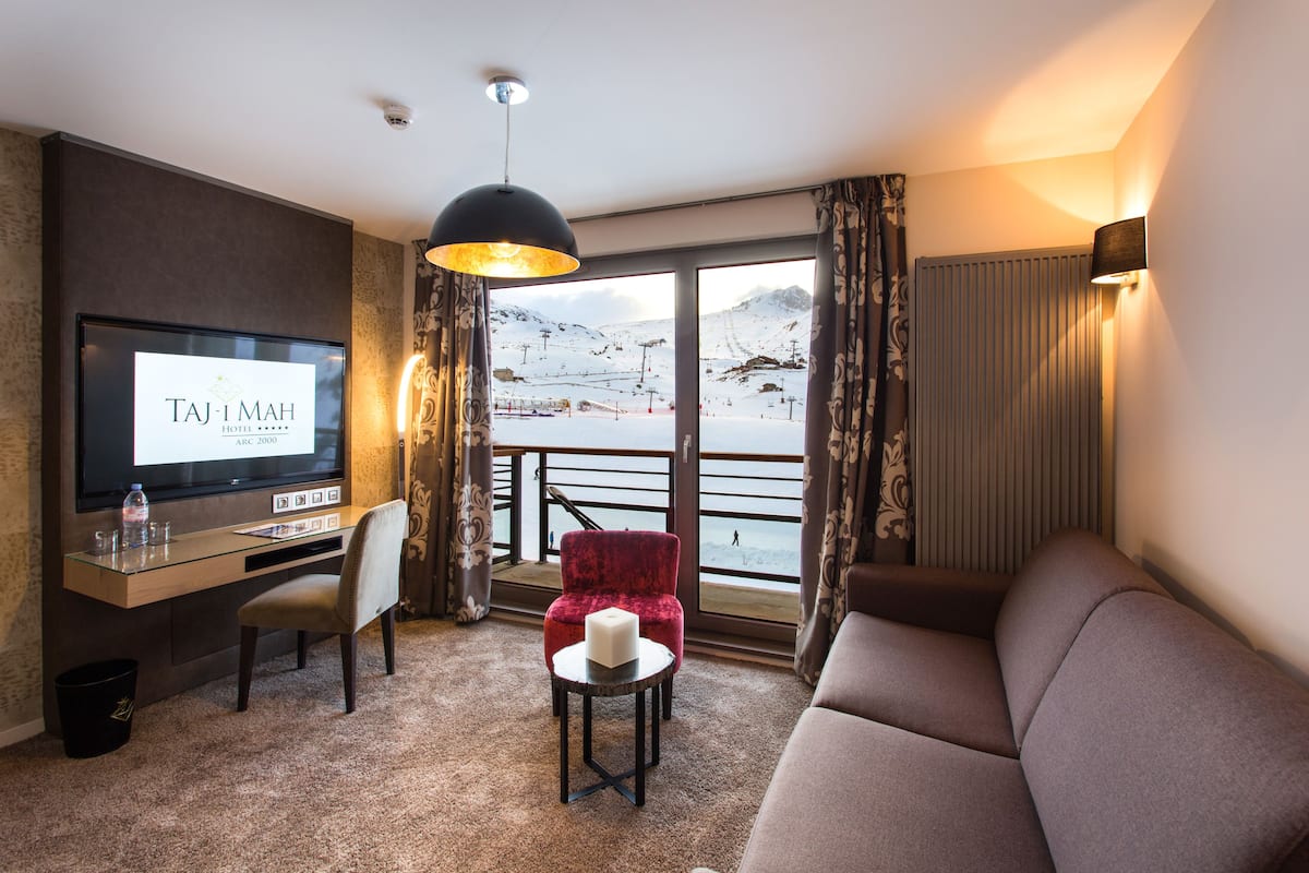Junior Suite, 1 Bedroom, Balcony, Mountain View | 1 bilik tidur, peralatan tempat tidur premium, bar mini