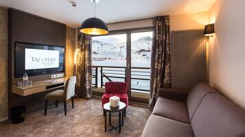Junior Suite, 1 Bedroom, Balcony, Mountain View | 1 bedroom, premium bedding, minibar, in-room safe