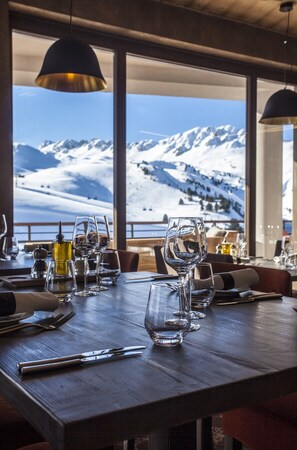 2 restaurants, breakfast served