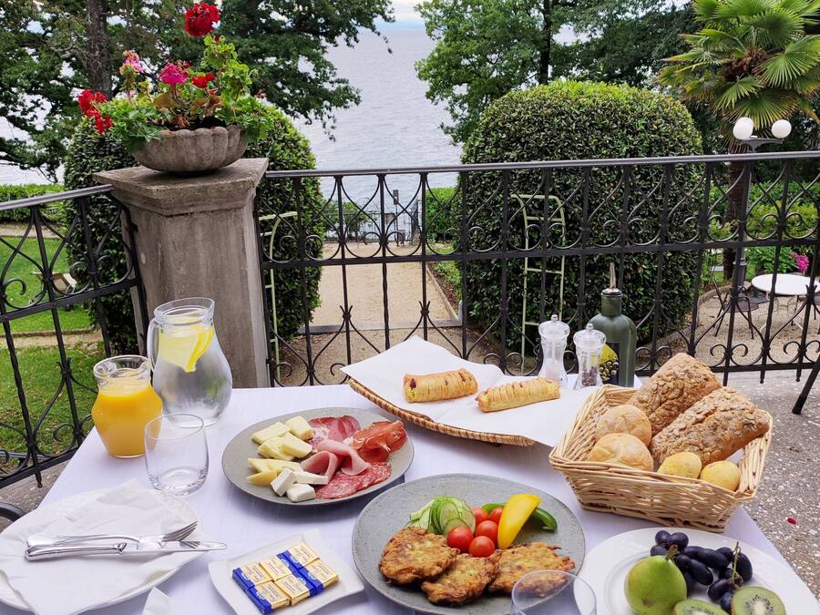 Sarapan dihidangkan, masakan serantau, tepi kolam