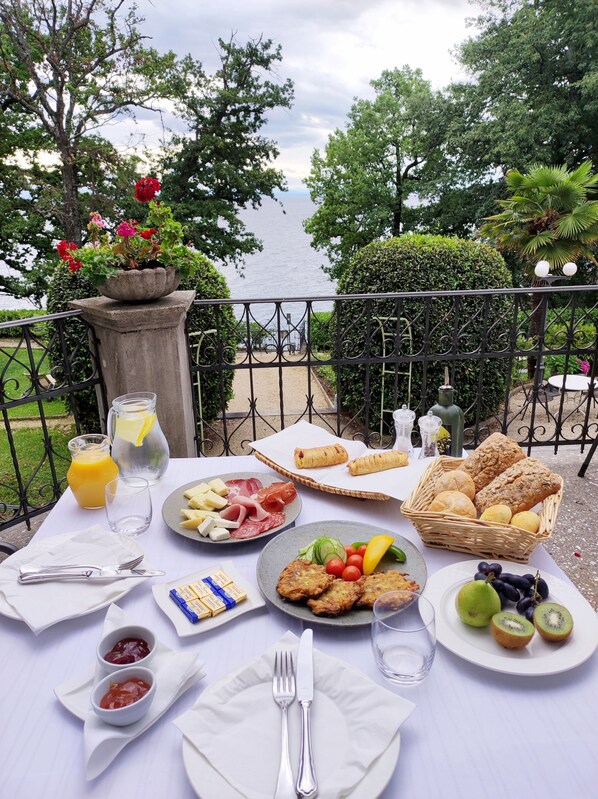 Frühstück, regionale Küche, Blick auf den Pool 