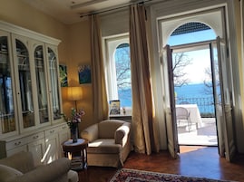 Se sirven desayunos y cocina regional, junto a la piscina