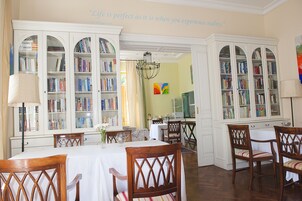 Serviço de café da manhã, culinária regional, vistas para a piscina