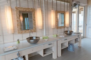 4 Bedroom Water Reserve with Slide | Bathroom | Deep soaking tub, free toiletries, hair dryer, bathrobes