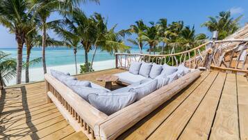 11 restaurantes; se sirven desayunos, almuerzos, cenas y marisco