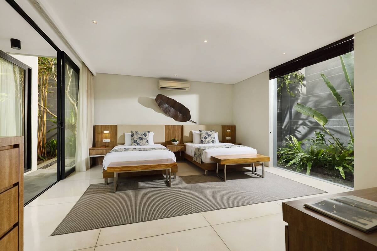 Villa, 4 Bedrooms, Private Pool | Peralatan tempat tidur premium, peti besi dalam bilik, meja 
