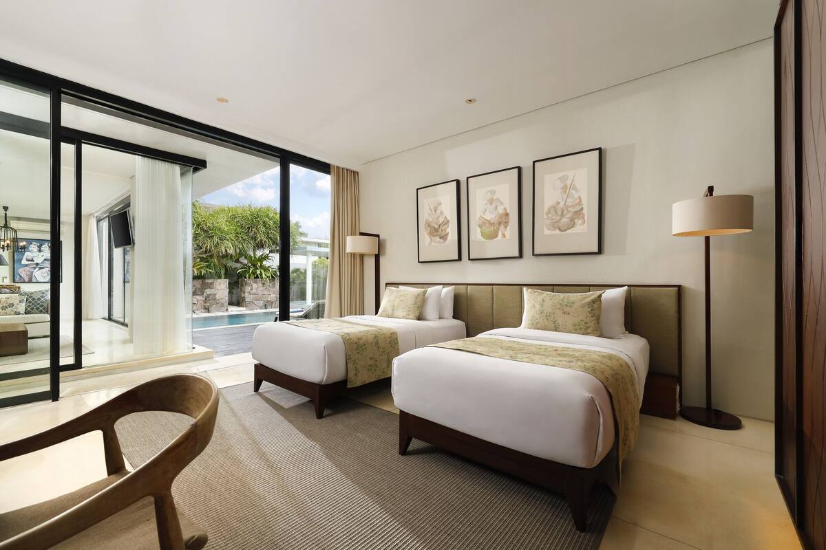 Villa, 3 Bedrooms (3 Bedroom Pool Villa, Duplex) | Peralatan tempat tidur premium, peti besi dalam bilik, meja 