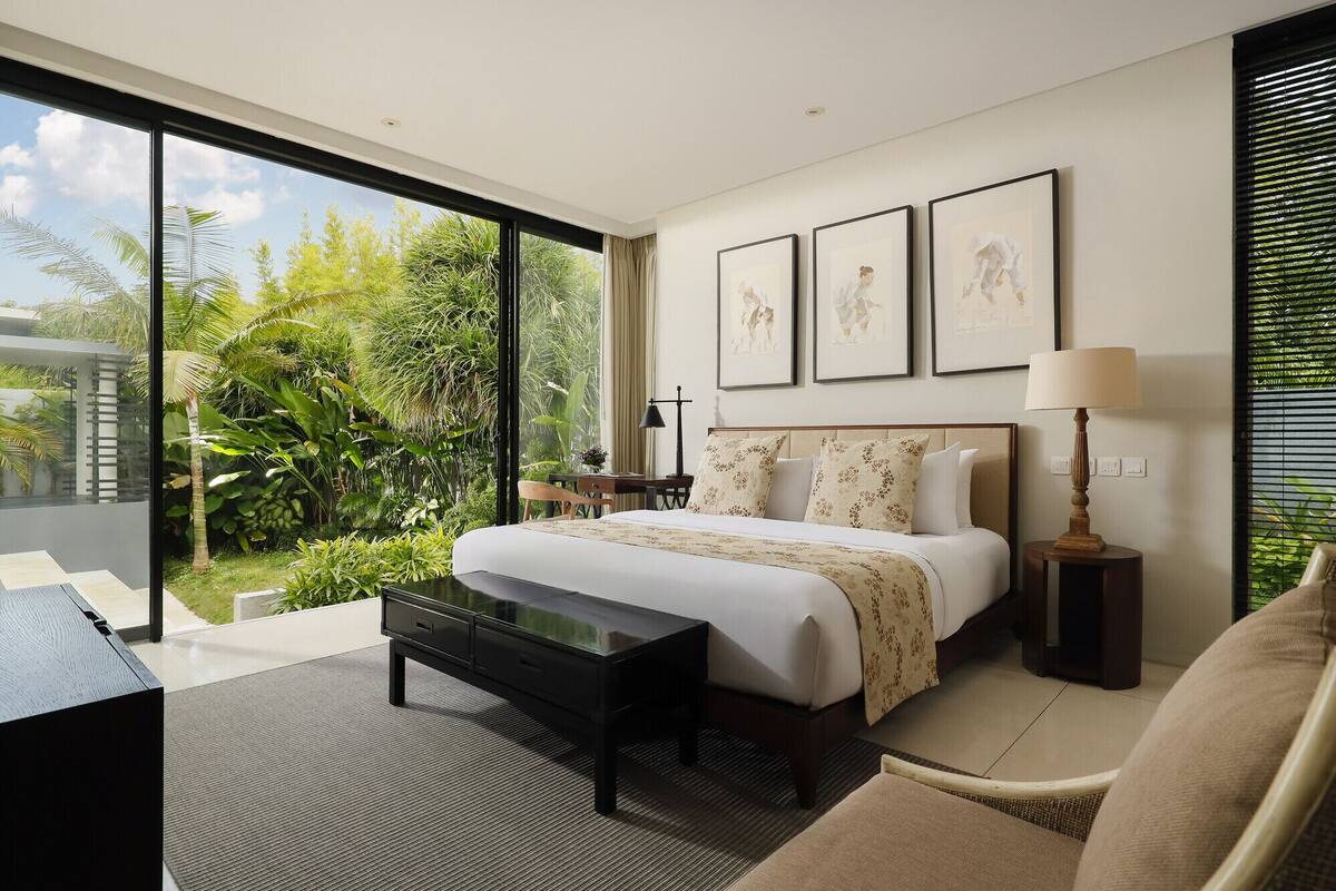 Signature Villa, 3 Bedrooms (Suite Pool Villa) | Peralatan tempat tidur premium, peti besi dalam bilik, meja 