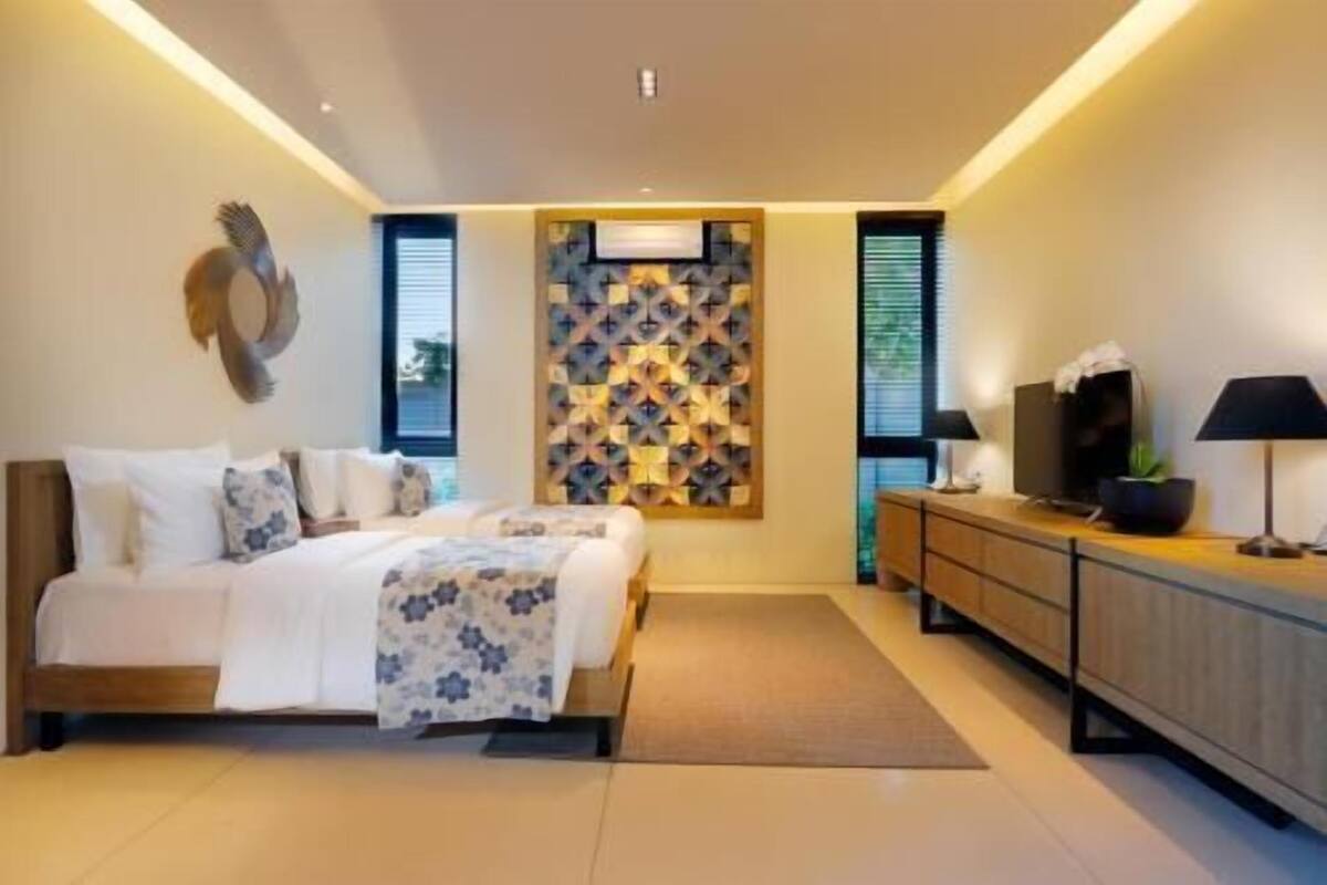Peralatan tempat tidur premium, peti besi dalam bilik, meja 