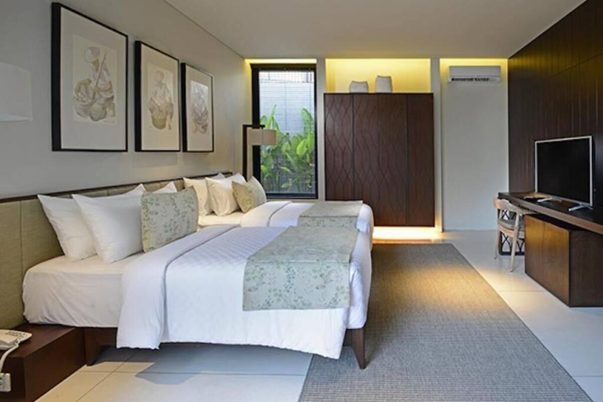 Peralatan tempat tidur premium, peti besi dalam bilik, meja 
