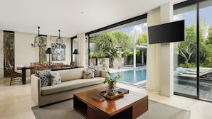 ซิกเนเจอร์วิลล่า, 3 ห้องนอน (Suite Pool Villa) | บริเวณนั่งเล่น | ทีวีจอแบน 32 นิ้ว พร้อมช่องเคเบิล, ทีวีจอแอลซีดี