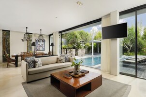 特色别墅, 3 间卧室 (Suite Pool Villa) | 起居区 | 32-英寸纯平电视 （配备有线频道）、液晶电视