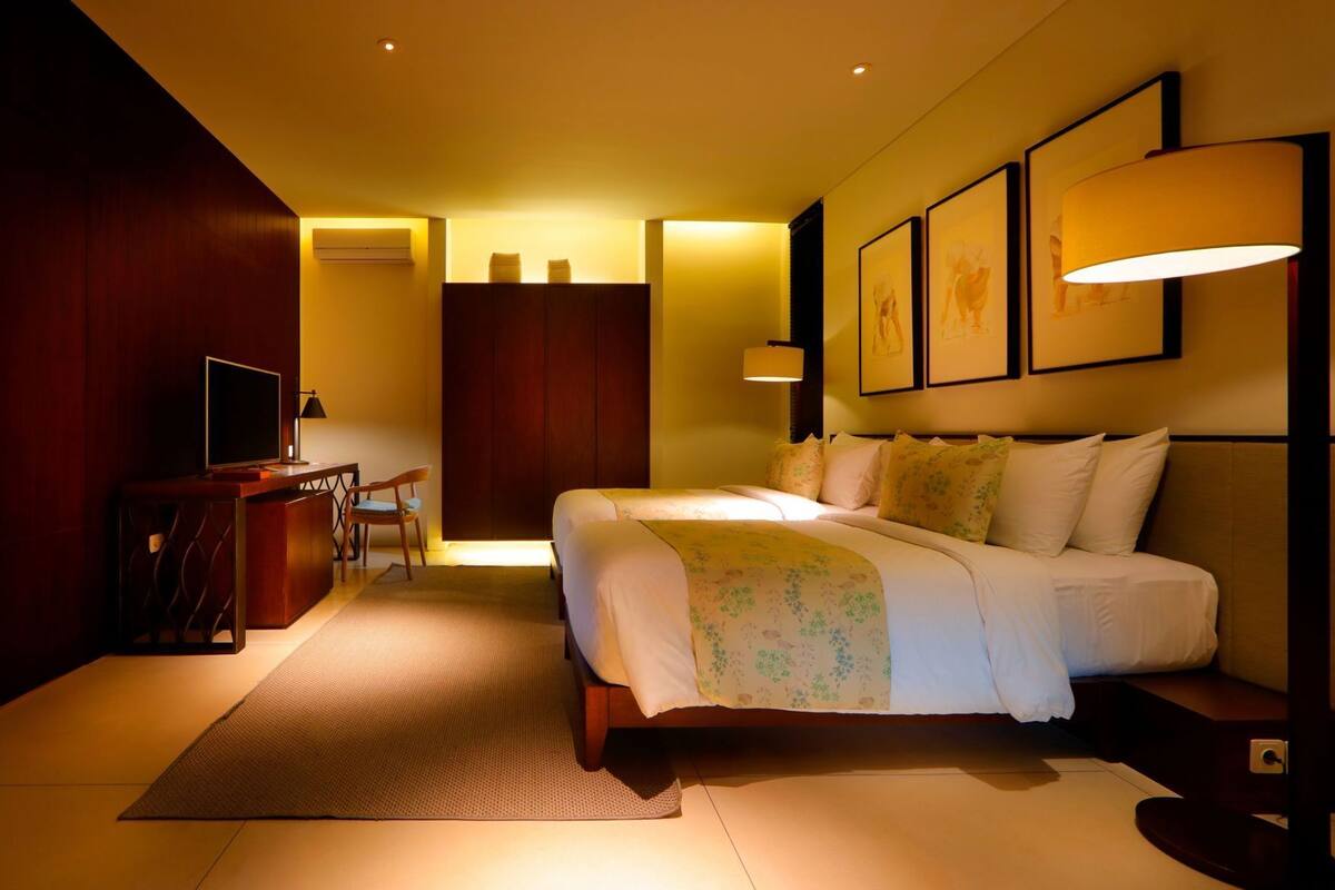 Peralatan tempat tidur premium, peti besi dalam bilik, meja 
