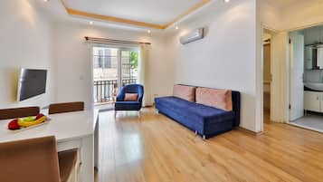 Economy Apartment, 1 Bedroom, Garden View | Living area