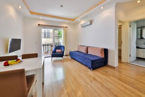 Economy Apartment, 1 Bedroom, Garden View | Living area | 55-inch Smart TV with satellite channels - Bossa Nova Apart (Kas)