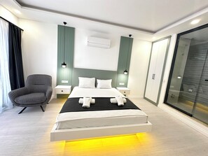 Junior Room, 1 Queen Bed, Garden View, Ground Floor | Soundproofing, iron/ironing board, free WiFi, bed sheets - Bossa Nova Apart (Kas)
