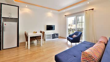 Appartement économique, 1 chambre, vue sur le jardin | Aire de séjour | Téléviseur connecté de 55 po avec télévision par satellite
