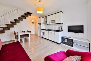 Deluxe Duplex, 2 Bedrooms, 2 Bathrooms | Living area | 55-inch Smart TV with satellite channels - Bossa Nova Apart (Kas)