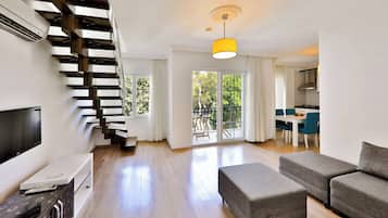 Junior Duplex, 1 Bedroom, 2 Bathrooms | Soundproofing, iron/ironing board, free WiFi, bed sheets