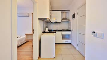Deluxe Duplex, 2 Bedrooms, 2 Bathrooms | Private kitchen