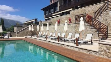 Una piscina al aire libre de temporada