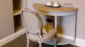Unclassified image, 4 of 86, button - Prince of Wales - Townhouse (London)