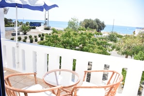 Habitación con 2 camas individuales, balcón, vista al mar | Vista a la playa o el mar