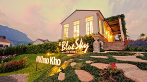 Blue Sky Resort met een verzorgde tuin en een opvallende entree.