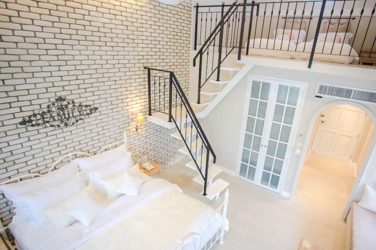 Habitación cuádruple Deluxe, varias camas | 1 dormitorio y wifi gratis