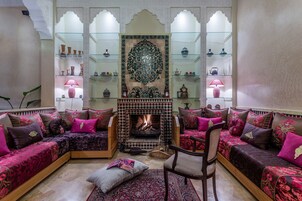 Una sala de estar acogedora con chimenea, sofás y una mesa de centro.