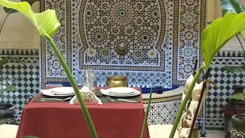 Se sirven desayunos, almuerzos y cenas; cocina marroquí