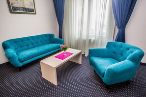 Executive Double or Twin Room, 1 Bedroom | Living room | 39-inch flat-screen TV with cable channels, LCD TV