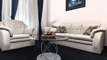 Suite junior, 1 habitación | Sala de estar | Televisión de pantalla plana de 39 pulgadas con canales por cable