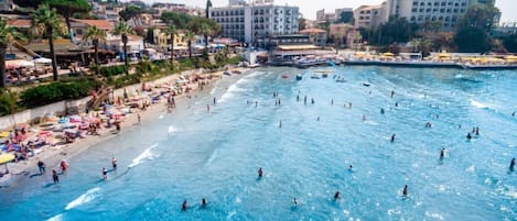 Privat strand, solstolar, parasoller och strandhanddukar