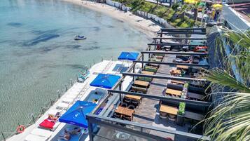 Serveert ontbijt, lunch, diner, internationale gerechten