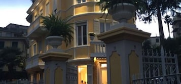 Fachada del alojamiento - Noche