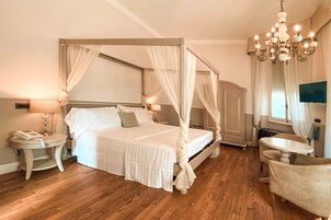 Habitación ejecutiva doble | Edredones de plumas, minibar, caja fuerte y escritorio